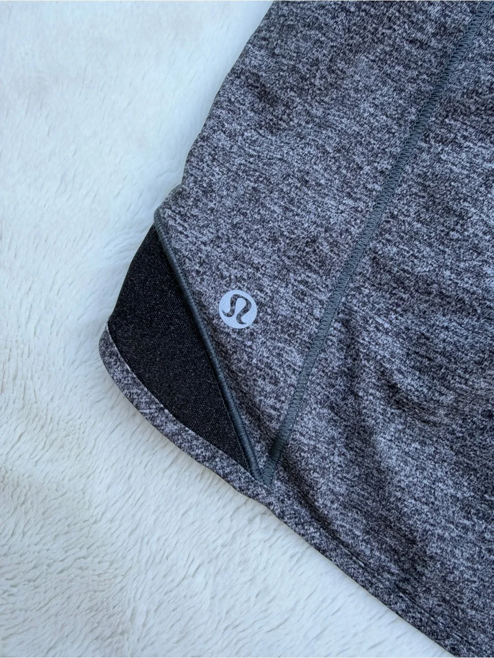 lululemon athletica hotty hot II long 4”Women's Heathered black Athletic Shorts - Picture 4 of 6